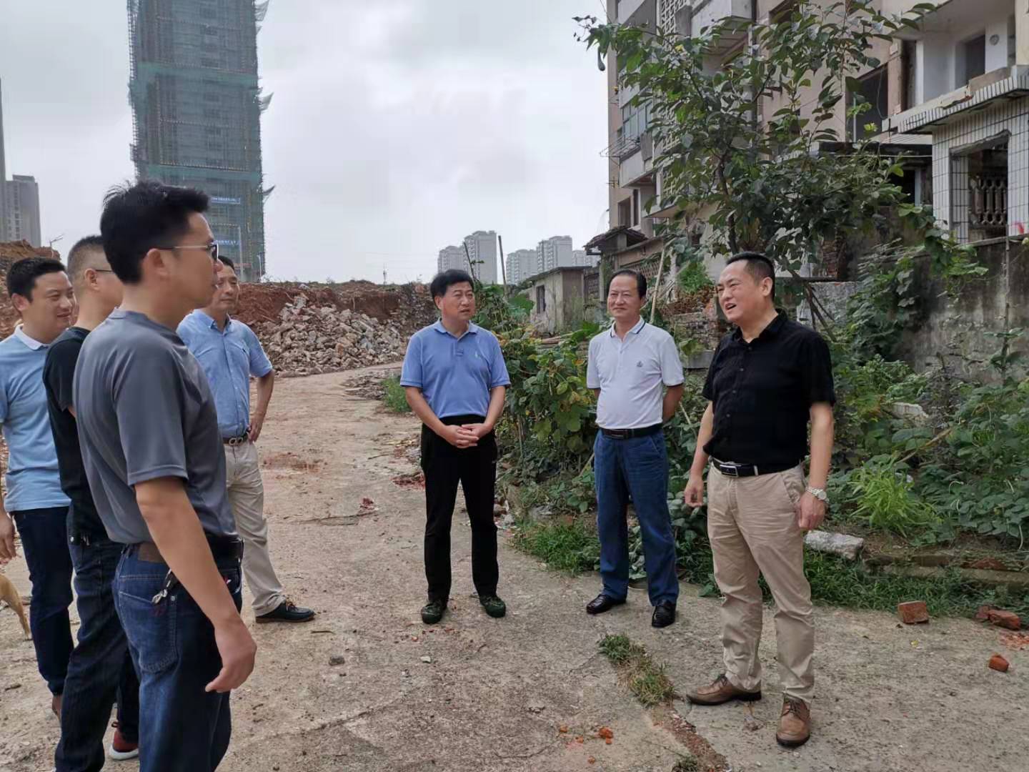 為加快方家沖、造紙廠(chǎng)和桂花園新安置區(qū)建設(shè)，2019年9月5日下，市城建集團(tuán)總經(jīng)理衛(wèi)民陪同市政府副秘書(shū)長(zhǎng)劉陳寅深入項(xiàng)目建設(shè)現(xiàn)場(chǎng)，調(diào)度推進(jìn)安置區(qū)征遷工作.jpg