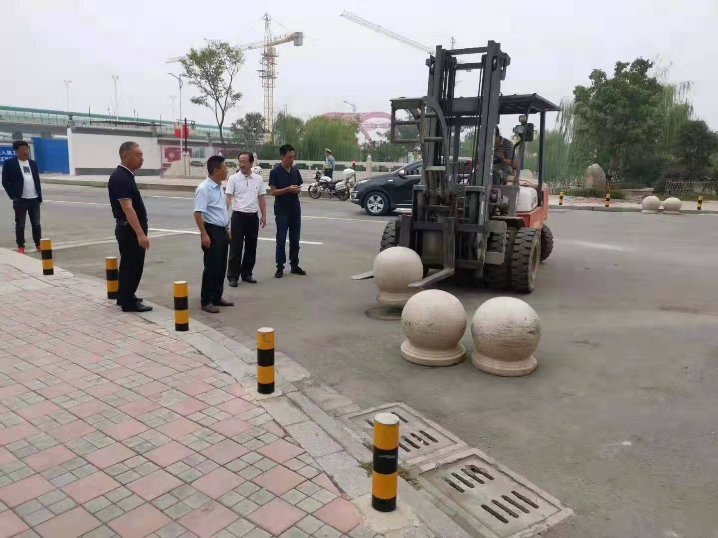 為向新中國(guó)成立七十周年獻(xiàn)禮，市城建集團(tuán)攻堅(jiān)克難，實(shí)現(xiàn)了北門棚改區(qū)域民生路10月1日零時(shí)順利通車。國(guó)慶假期，市城建集團(tuán)堅(jiān)持做好一線工作，在與交警部門共同做好民生路通車保障工作外，抓細(xì)節(jié)，抓落實(shí)，確保其他各項(xiàng)工作有序推進(jìn)。.jpg